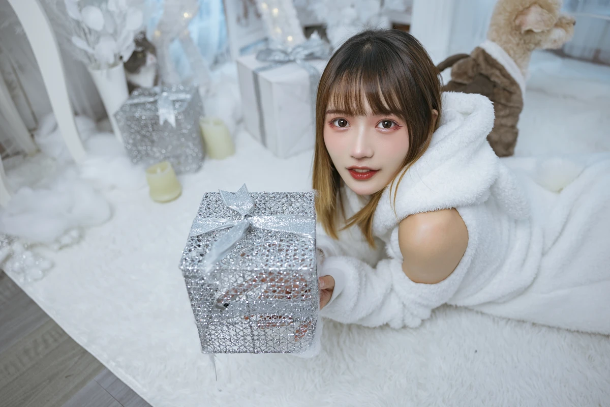 [YITUYU] 2022.12.17 Vol.2702 – Warm Girls and Pets Rabbit Zzz won't eat carrots#[24P]-10