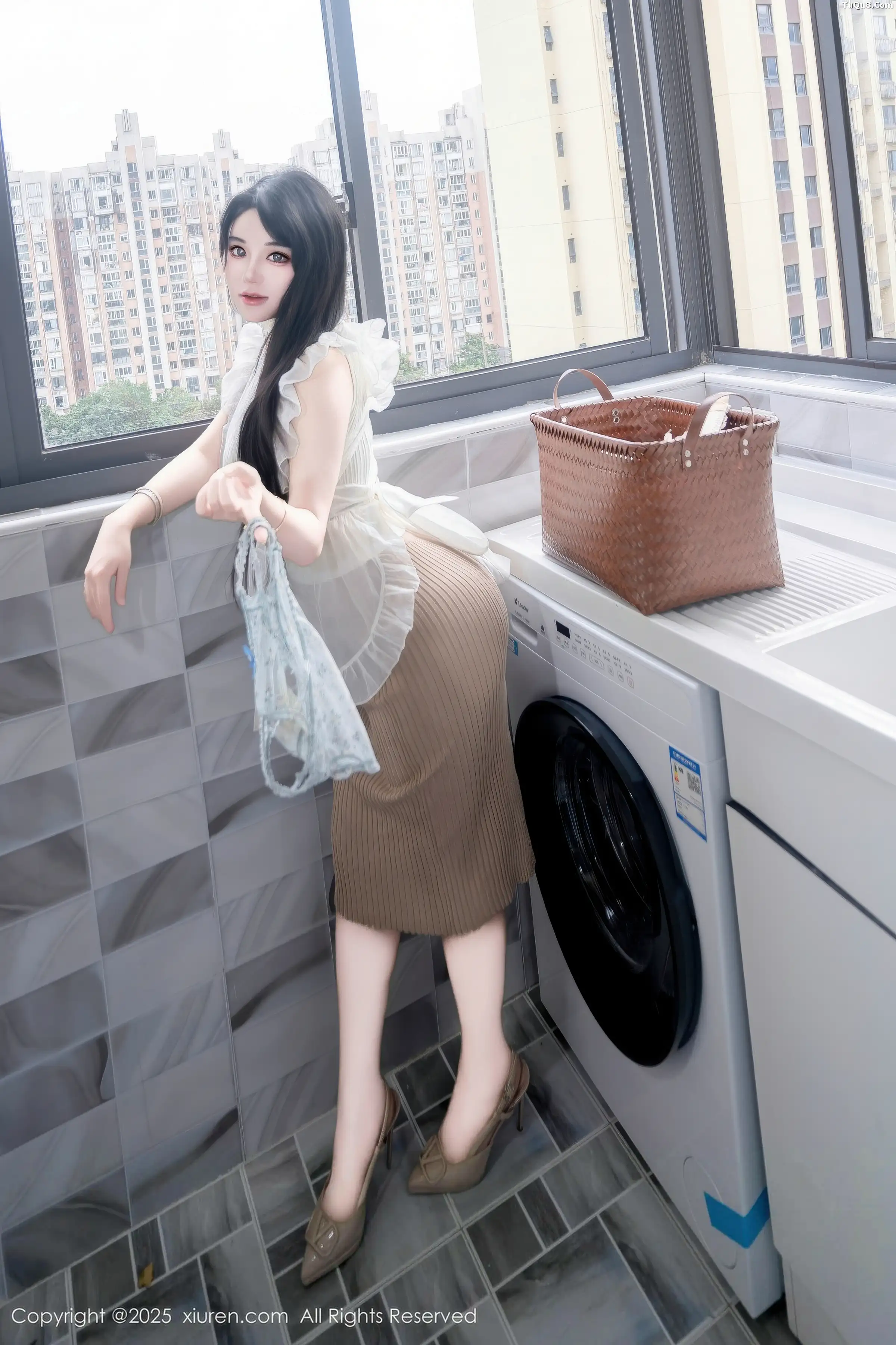 [XiuRen] 20251120 N11010 Xixi loves eating strawberries#[83P]-1